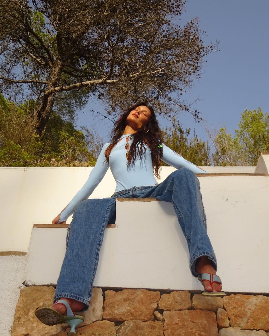 Тіло мрії: Белла Хадід в &quot;дірявому&quot; боді і широких джинсах підкорила мережу