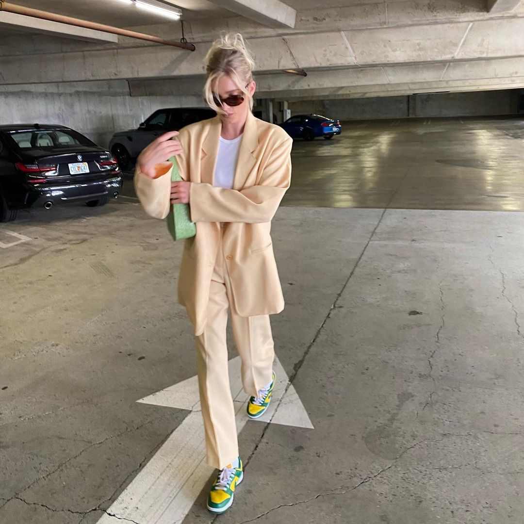 Идеальное сочетание: модель и икона стиля Эльза Хоск показала, как носить брючный костюм