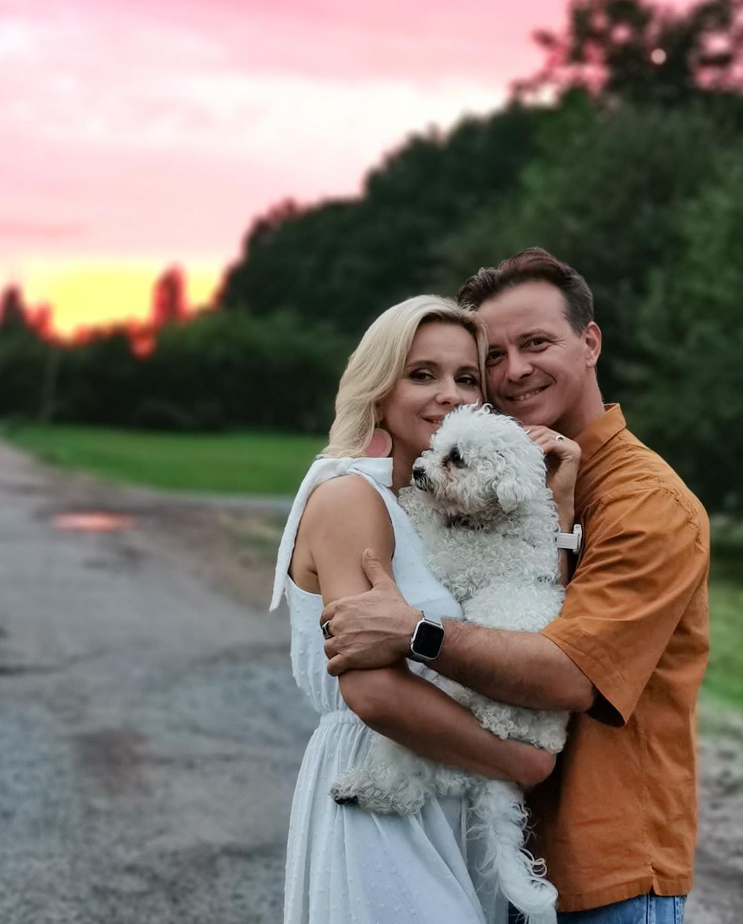 В объятиях любимого: Лилия Ребрик покорила нежностью с мужем на фоне яркого заката