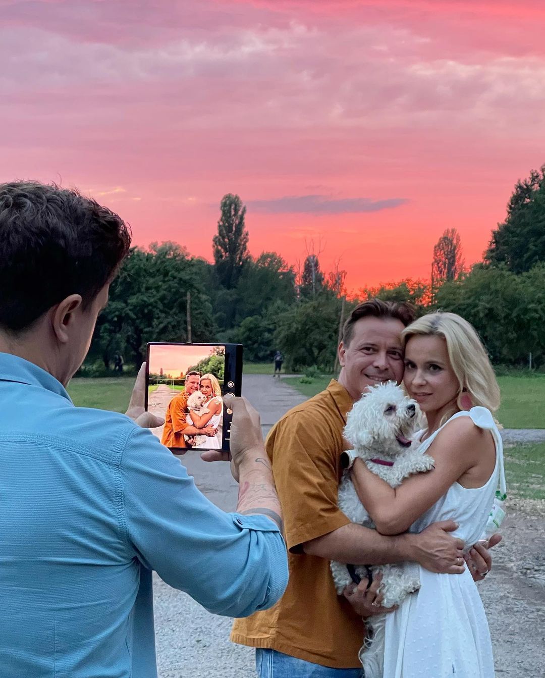 В объятиях любимого: Лилия Ребрик покорила нежностью с мужем на фоне яркого заката