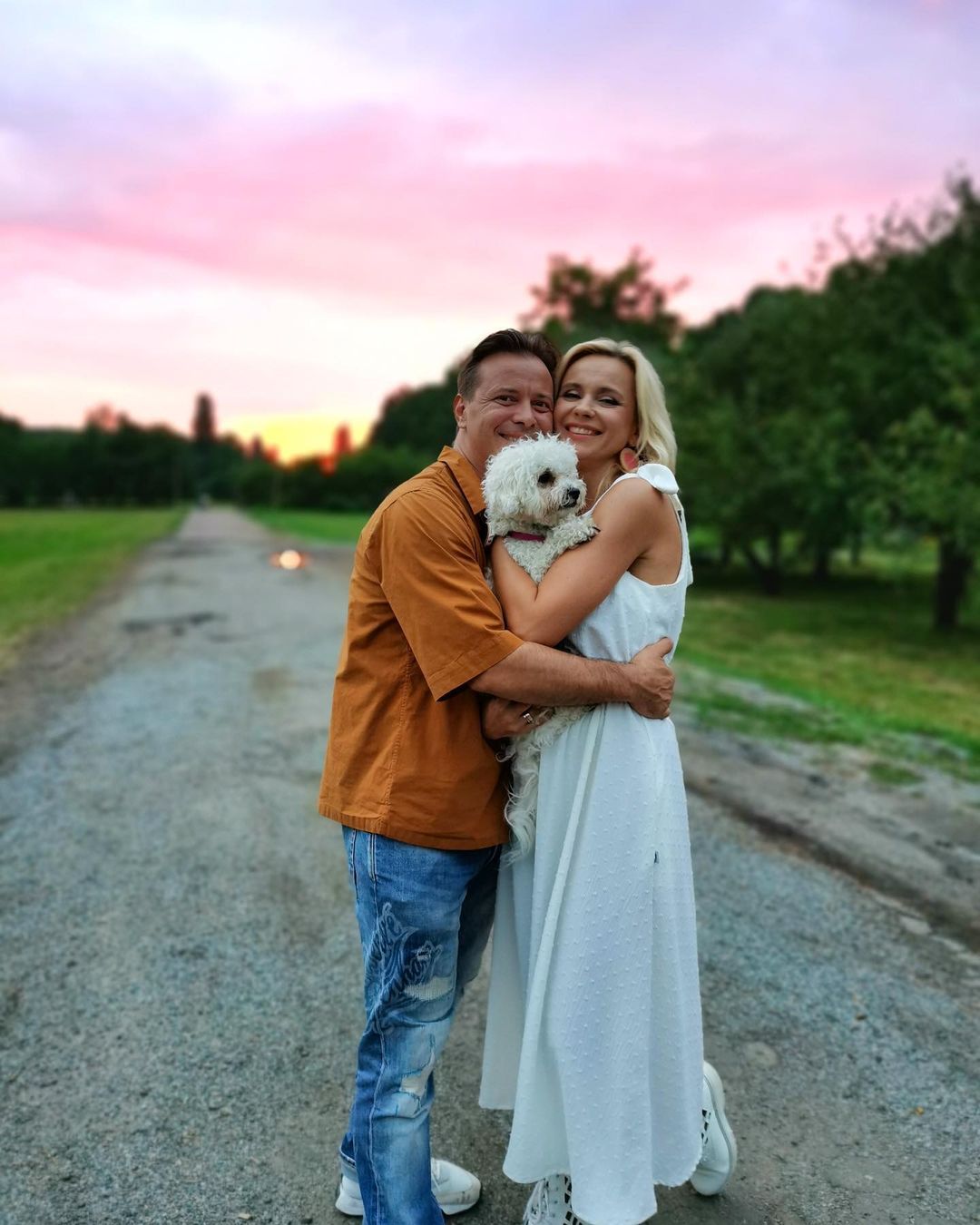 В объятиях любимого: Лилия Ребрик покорила нежностью с мужем на фоне яркого заката