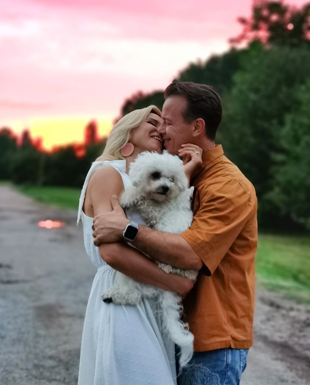 В объятиях любимого: Лилия Ребрик покорила нежностью с мужем на фоне яркого заката