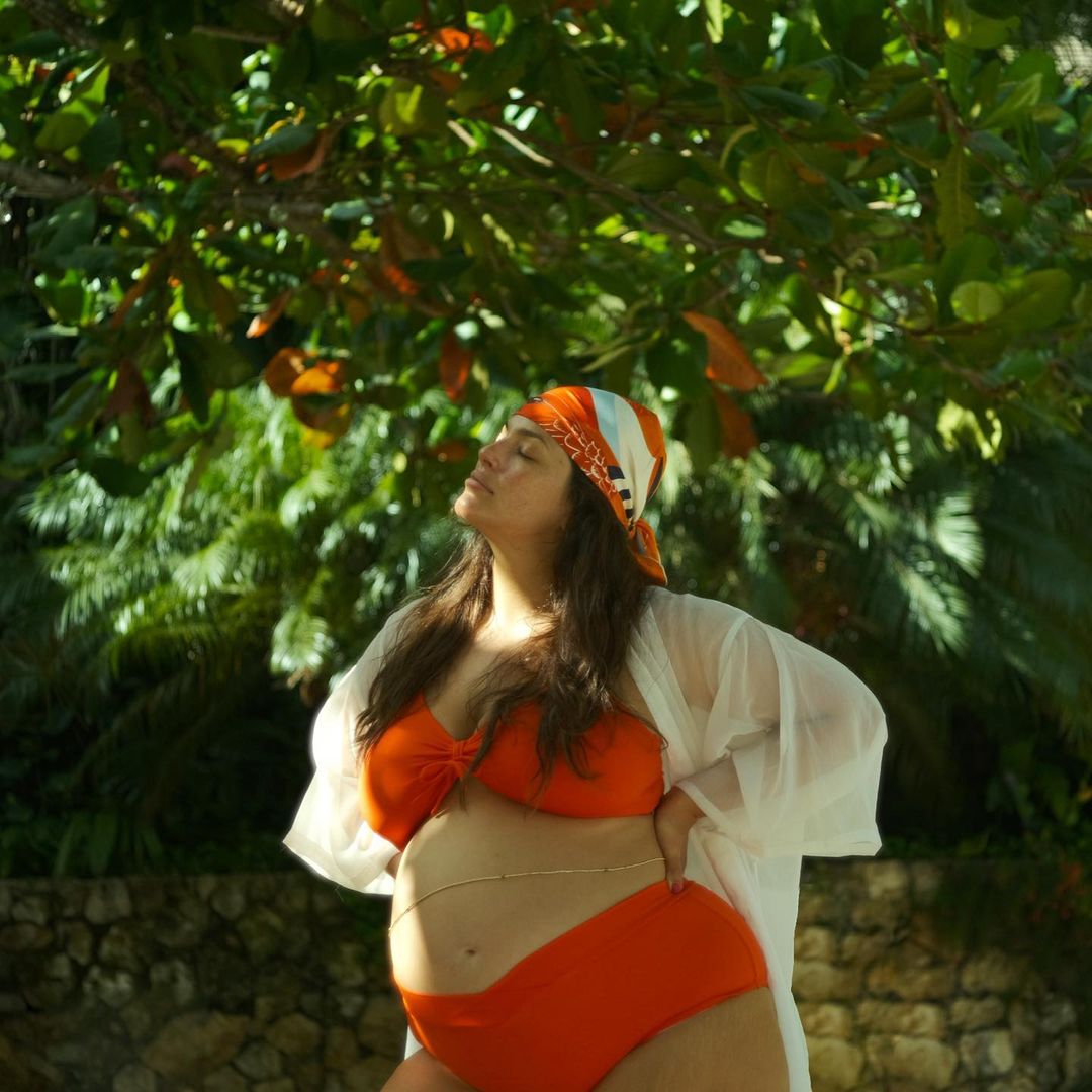 Спокуслива матуся: Ешлі Грем показала розкішну фігуру в купальнику