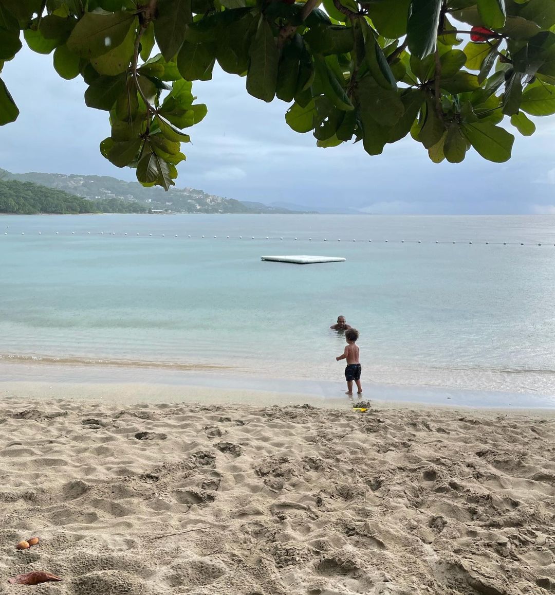 Все в сборе: Эшли Грэм растрогала семейными фото с мужем и сыном