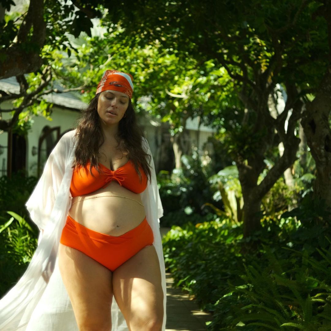 Спокуслива матуся: Ешлі Грем показала розкішну фігуру в купальнику