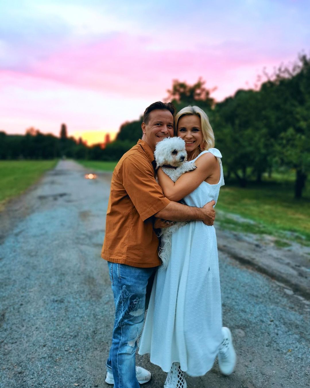 В объятиях любимого: Лилия Ребрик покорила нежностью с мужем на фоне яркого заката