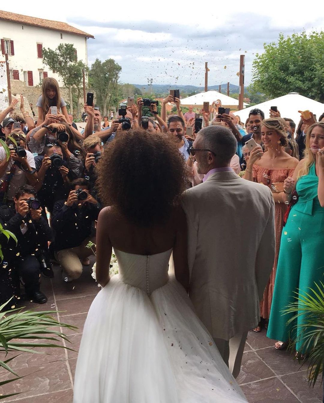 Знайди собі когось, хто буде дивитися на тебе, як Венсан Кассель на Тіну Кунакі: топ-15 романтичних фото пари