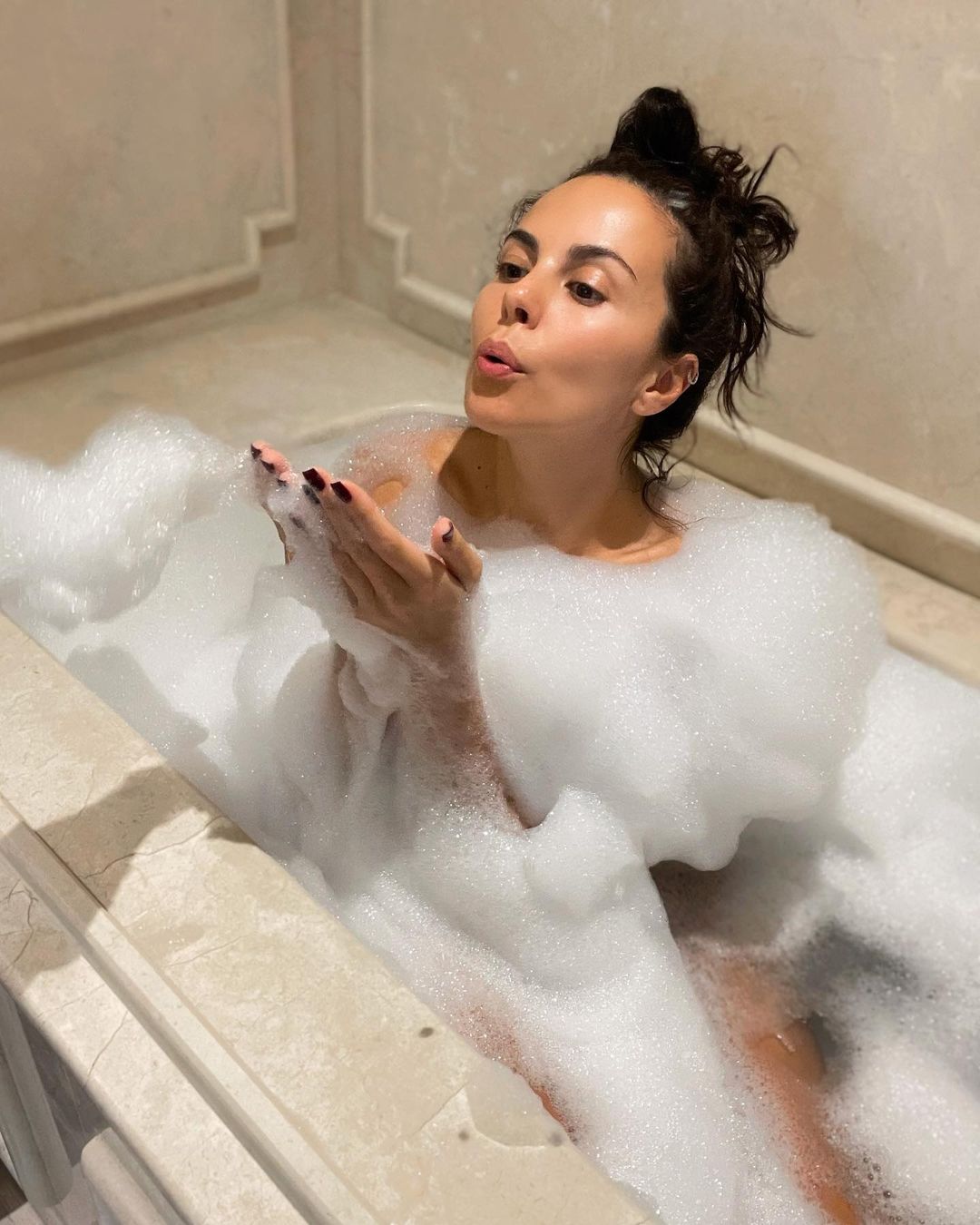 Оголена в піні: Настя Каменських подражнила мережу пікантним фото з ванної