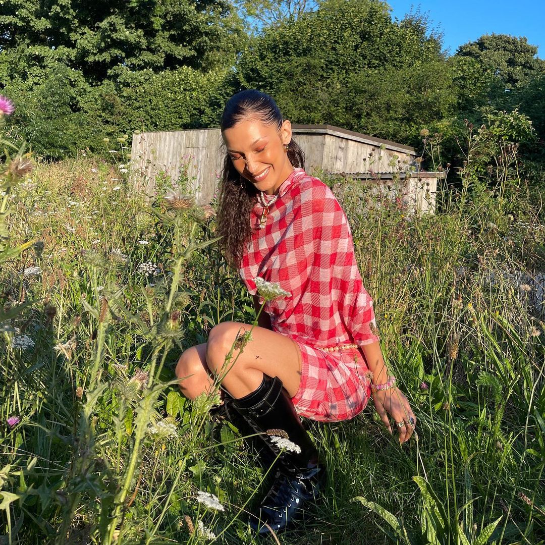 Белла Хадід позує в міні-сукні з наймоднішим принтом осені: терміново купити!