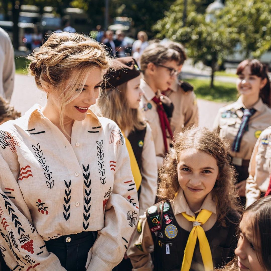 Голливудская звезда с украинскими корнями посетила "Пласт", к которому принадлежала в детстве