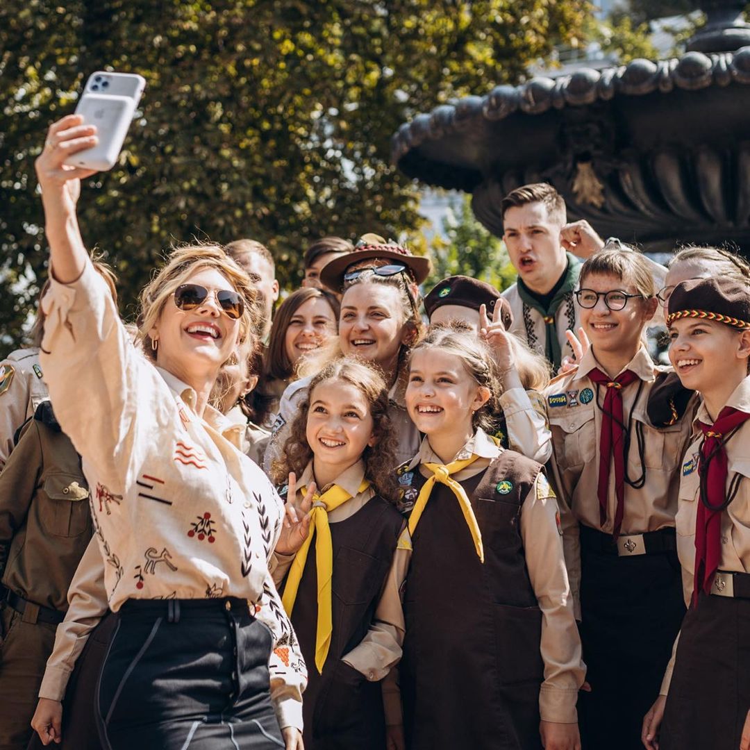 Голливудская звезда с украинскими корнями посетила "Пласт", к которому принадлежала в детстве