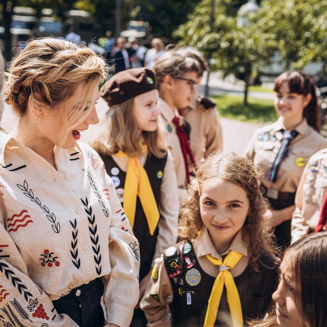 Голливудская звезда с украинскими корнями посетила "Пласт", к которому принадлежала в детстве