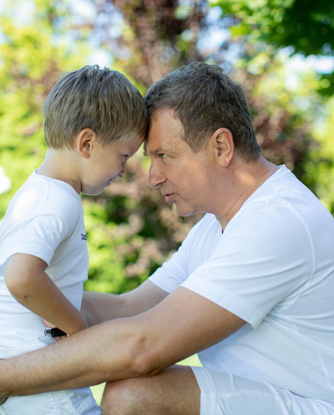 Щаслива сім'я: Осадча і Горбунов зворушили яскравими літніми фото з синочками