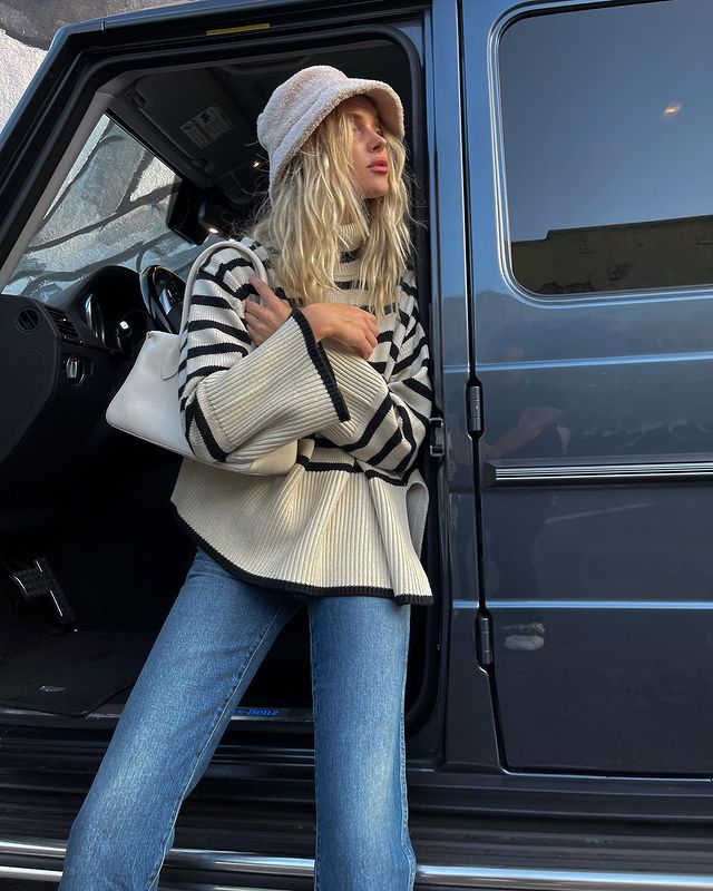 Спасет любой образ: стилист показала, как носить полоску этой осенью