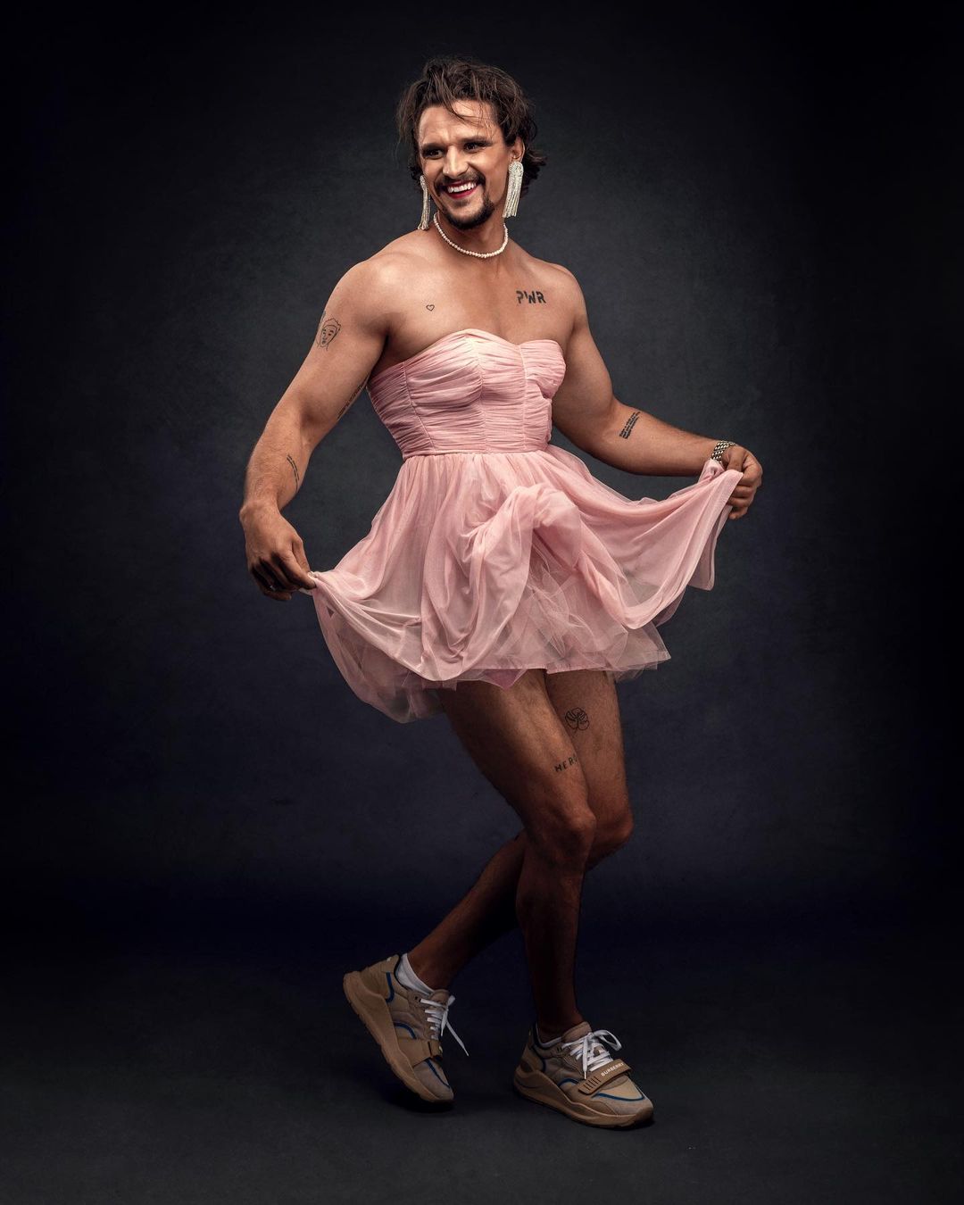 В розовом платье и тиаре: Тарас Цымбалюк ошеломил эпатажным фотосетом