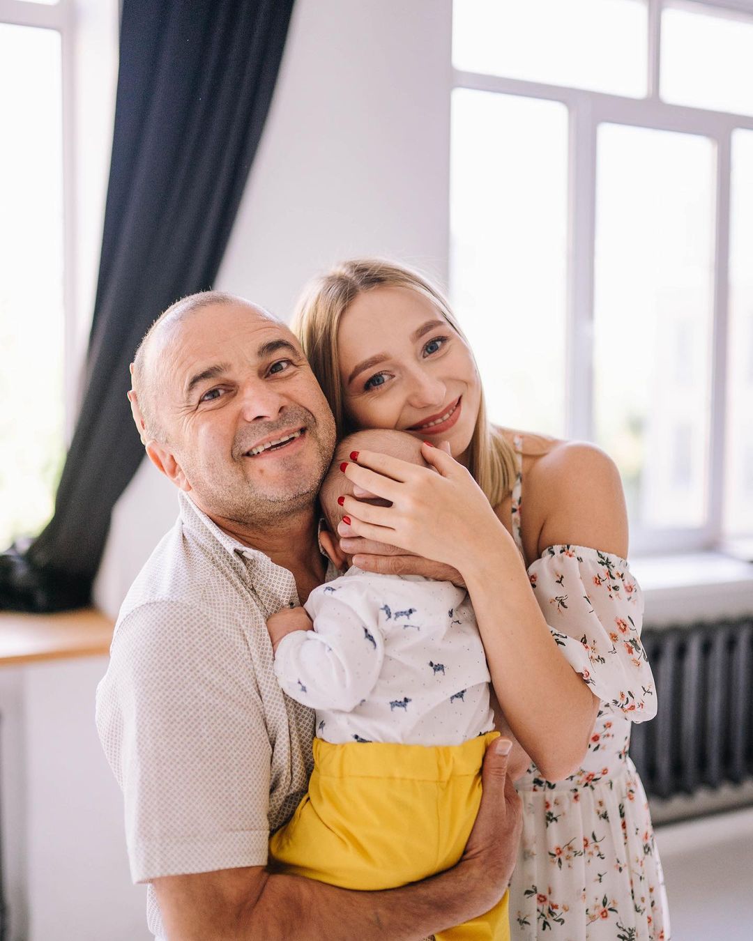 Жена Павлика очаровала семейным фото с сынишкой по особому поводу: время летит быстро