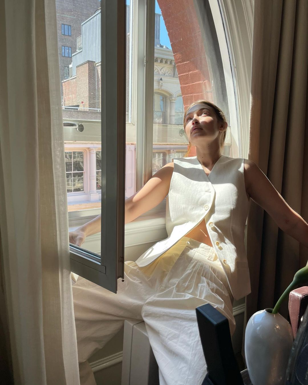 Новый тренд из прошлого: знаменитости демонстрируют, как носить жилет в 2022 (фото)