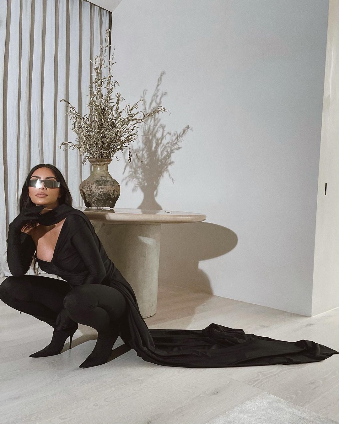 Модная битва: Леся Никитюк повторила эффектный total black образ Ким Кардашьян