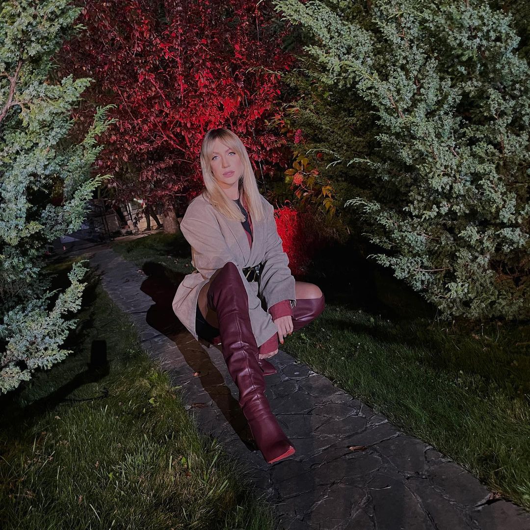 Тигрица! Леся Никитюк в мини и ботфортах ошеломила модным луком