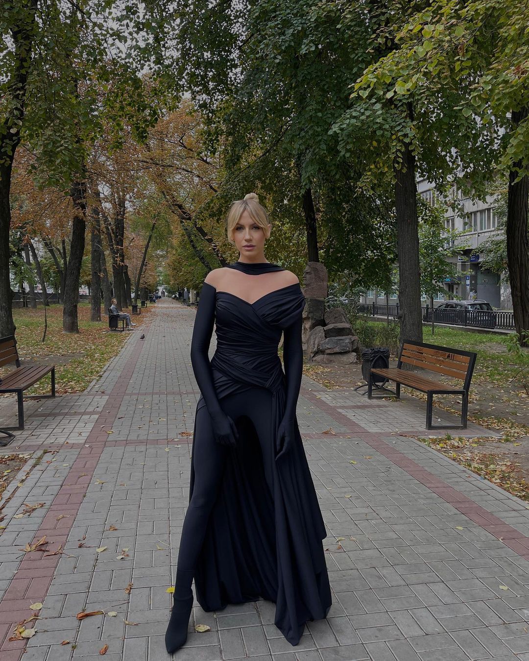 Модная битва: Леся Никитюк повторила эффектный total black образ Ким Кардашьян