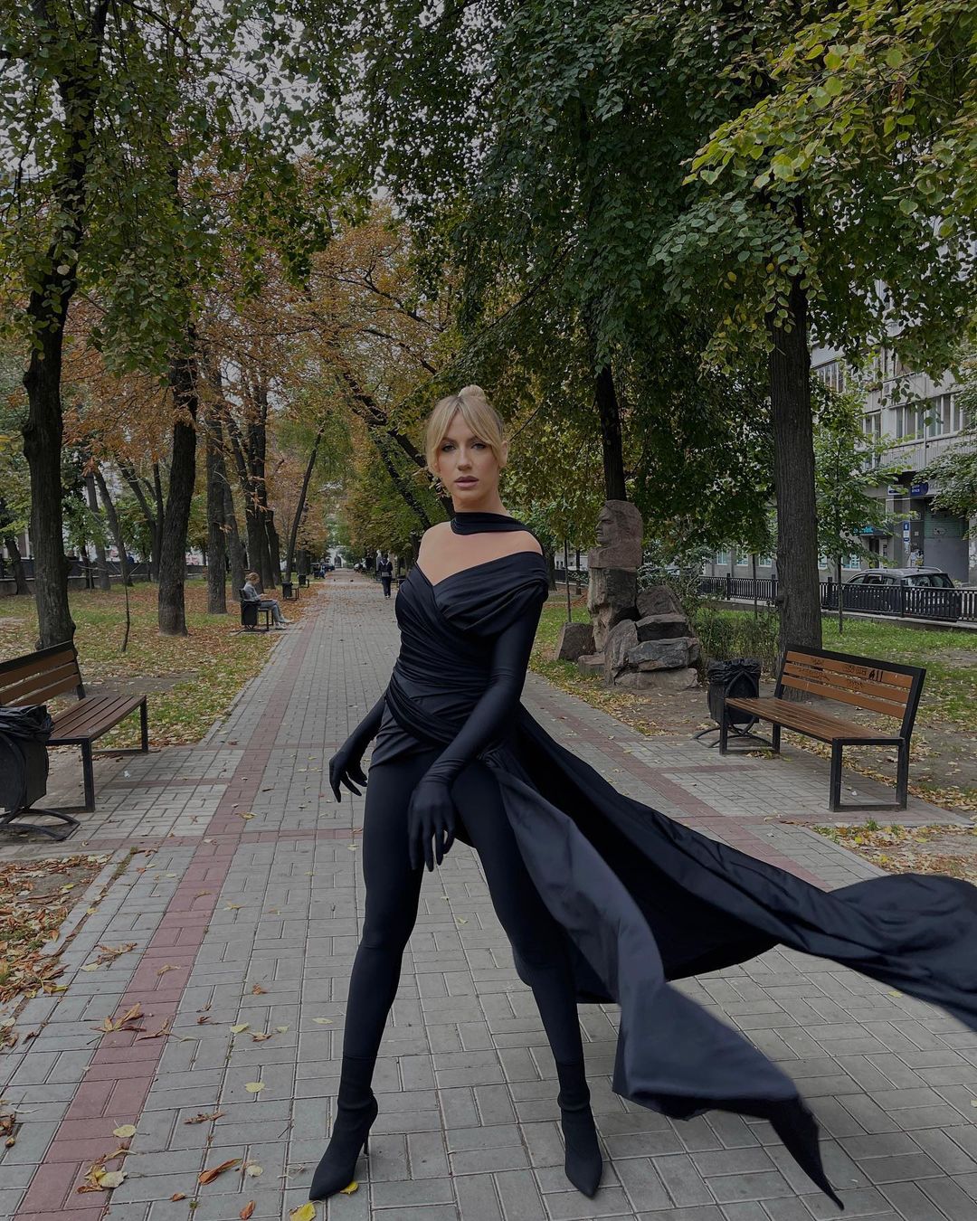 Модная битва: Леся Никитюк повторила эффектный total black образ Ким Кардашьян