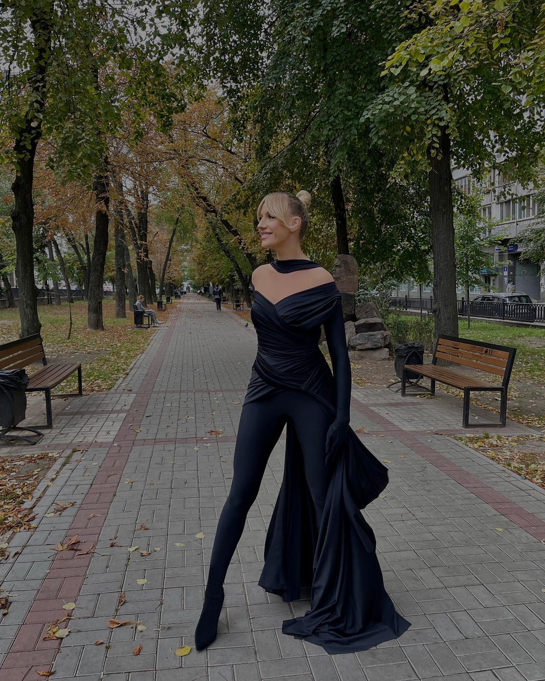 Модная битва: Леся Никитюк повторила эффектный total black образ Ким Кардашьян