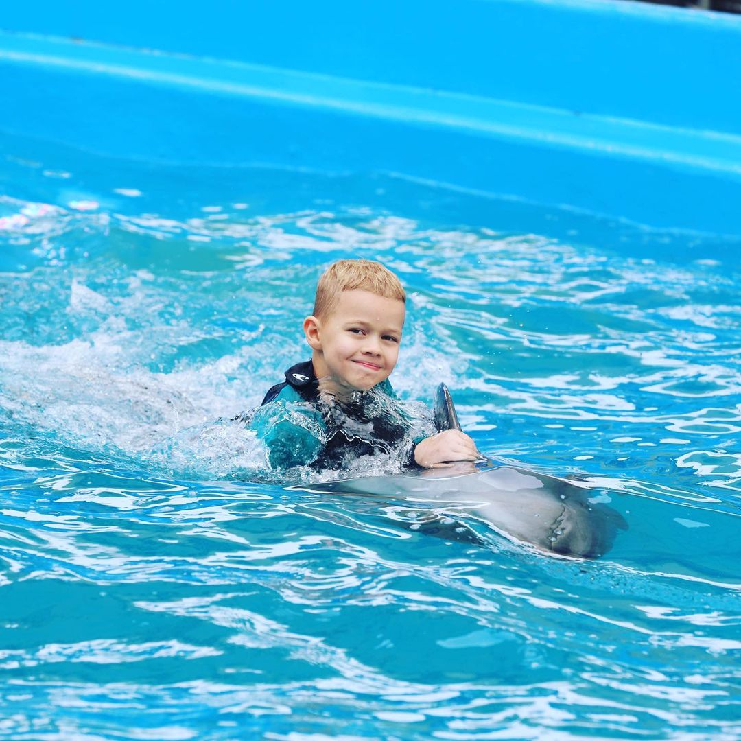 Влад Яма с женой и сыном устроили танцы с дельфинами: "категорически советую"