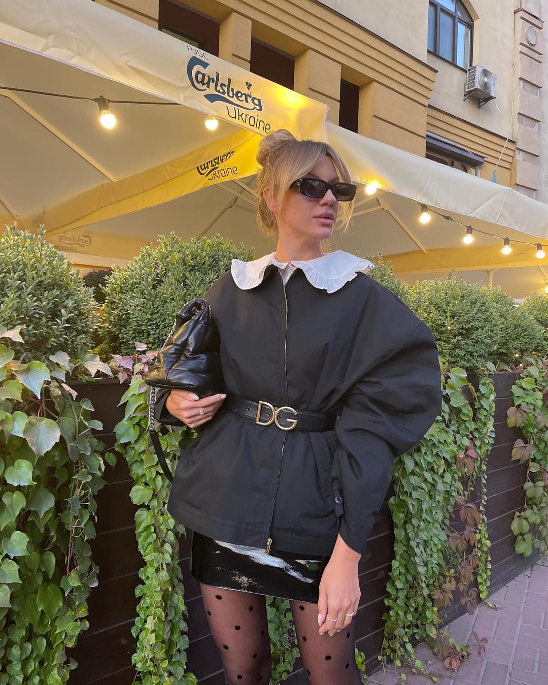 Боевая красотка: Никитюк в кожаном мини похвасталась эффектным streetstyle образом