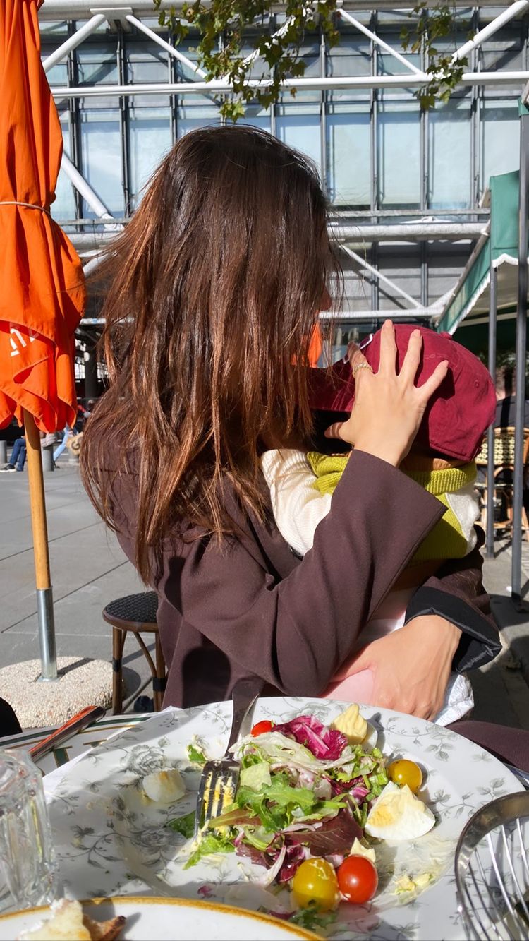 Модна матуся: Емілі Ратаковскі в стильному вбранні вирушила на прогулянку з сином