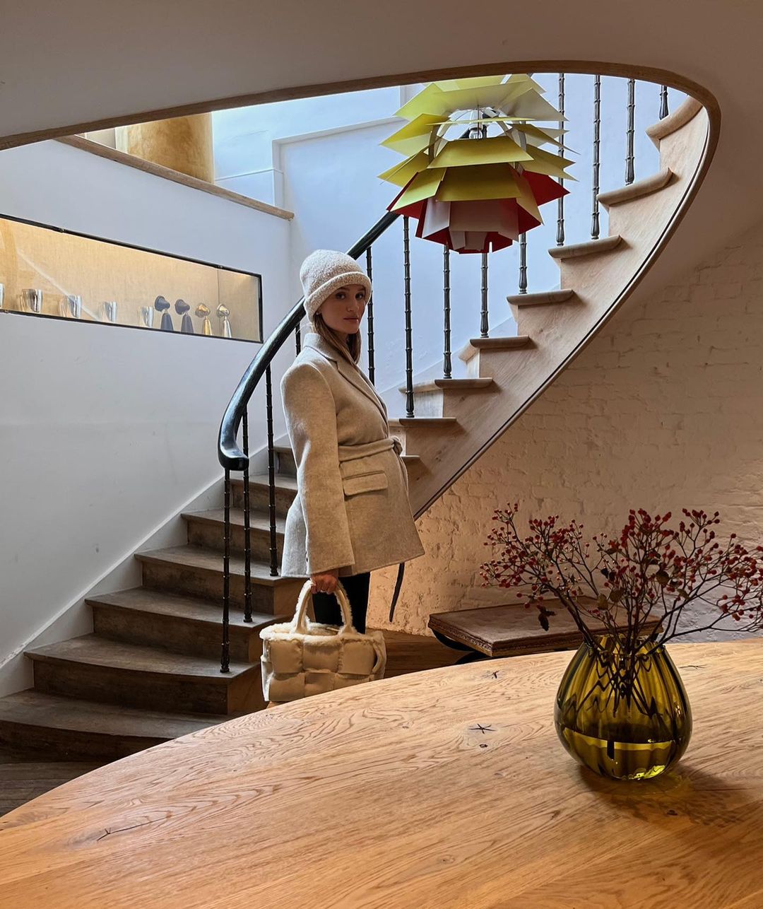 Роузі Хантінгтон-Уайтлі показала трендові речі цієї зими: увага на шапку і сумку