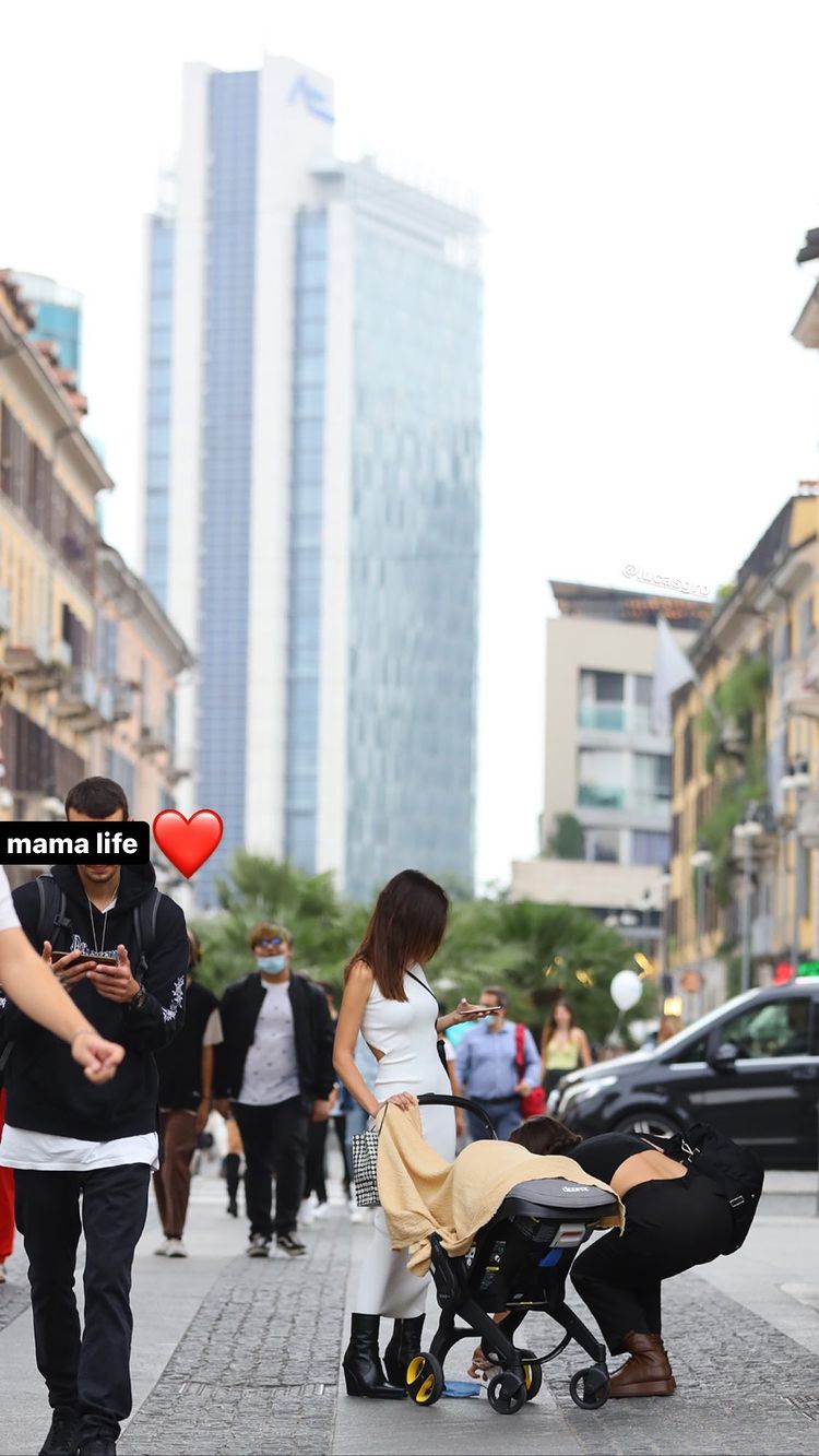 Модна матуся: Емілі Ратаковскі в стильному вбранні вирушила на прогулянку з сином