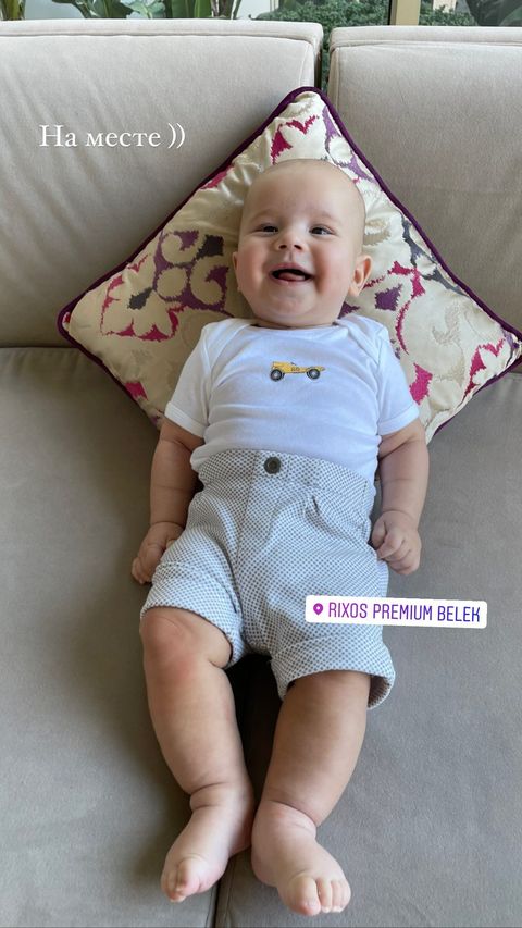 Виктор Павлик увез жену и новорожденного сына в Турцию: первые впечатления и фото