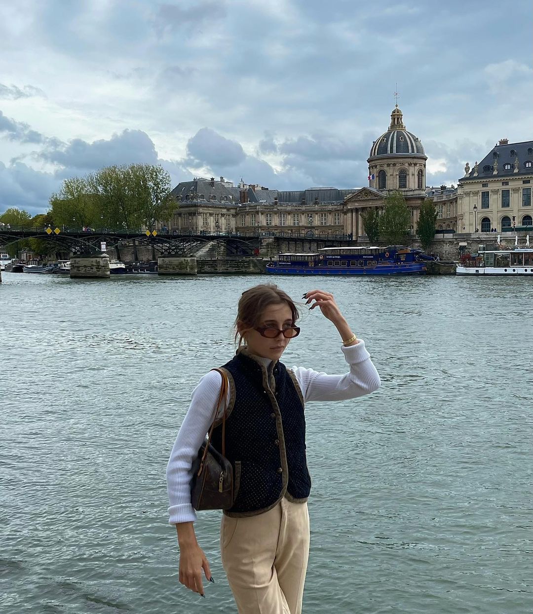 Новый тренд из прошлого: знаменитости демонстрируют, как носить жилет в 2022 (фото)