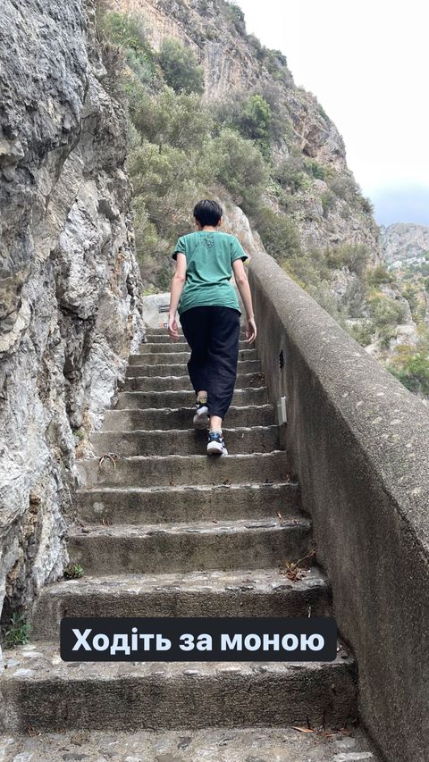 Солистка группы Go_A засветила фигуру в купальнике на отдыхе в Италии