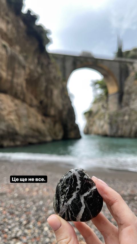 Солистка группы Go_A засветила фигуру в купальнике на отдыхе в Италии