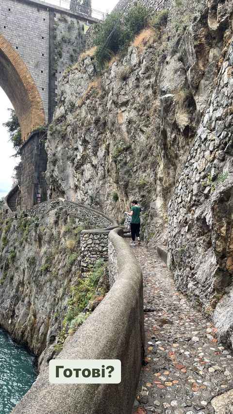 Солистка группы Go_A засветила фигуру в купальнике на отдыхе в Италии