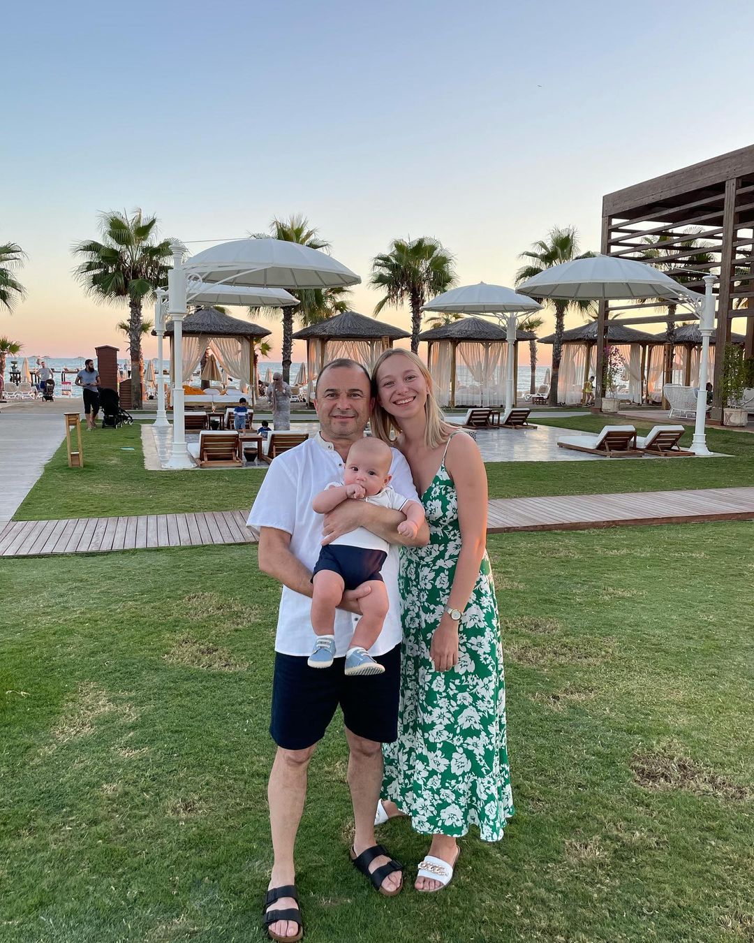 Мы выдыхаем: жена Павлика умилила семейным фото и рассказала об отдыхе с малышом