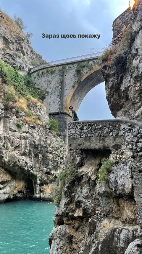 Солистка группы Go_A засветила фигуру в купальнике на отдыхе в Италии