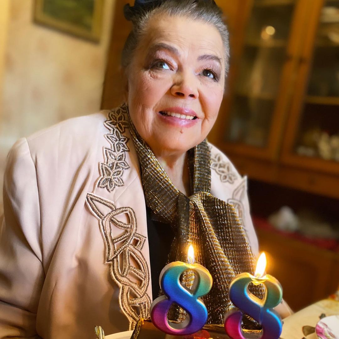 Три покоління разом: Ольга Сумська розчулила сімейними фото зі святкування 88-річчя мами