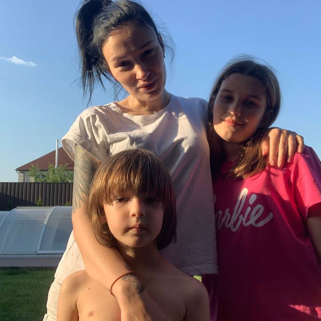 Він мною керує: Приходько відверто розповіла про виховання трьох дітей