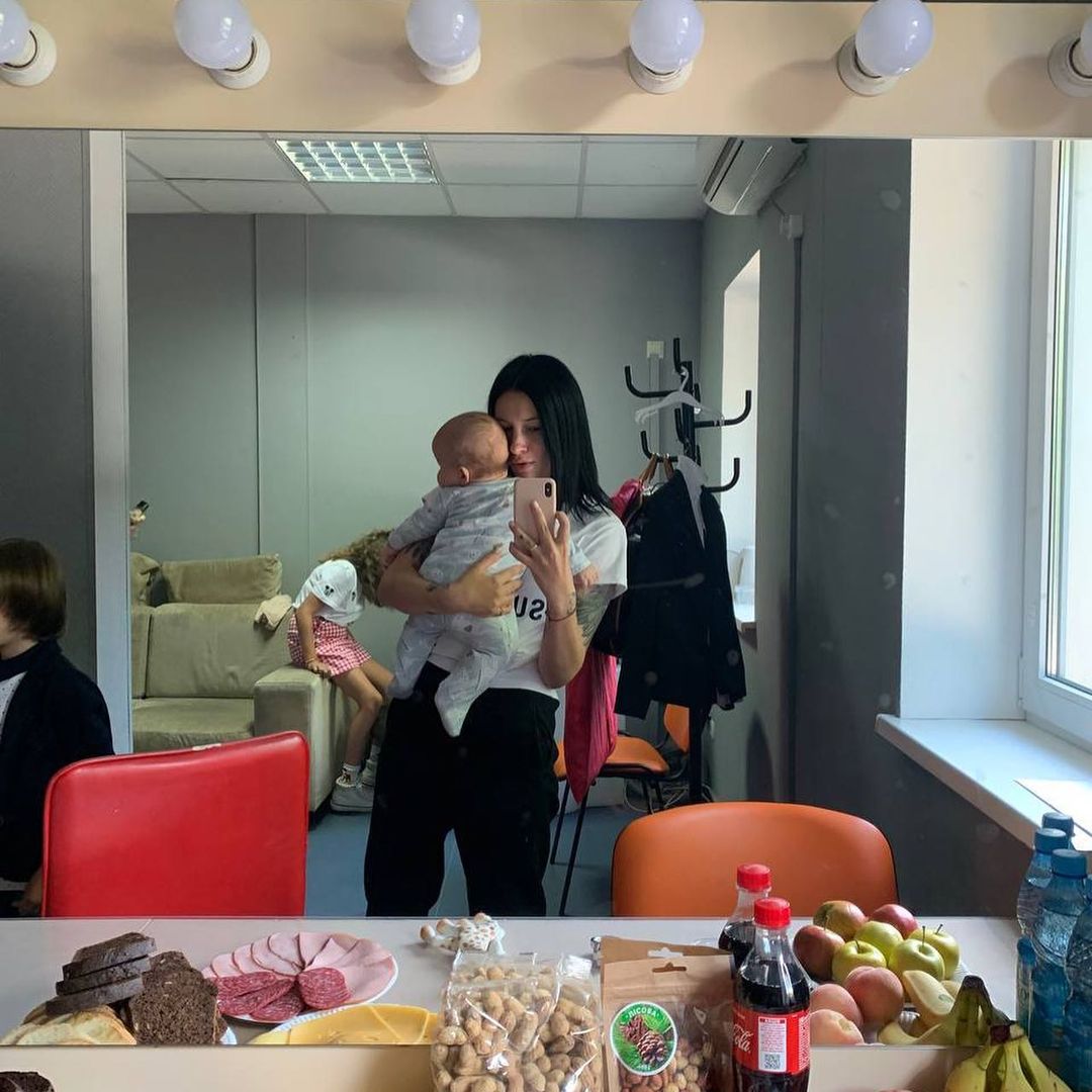 Він мною керує: Приходько відверто розповіла про виховання трьох дітей