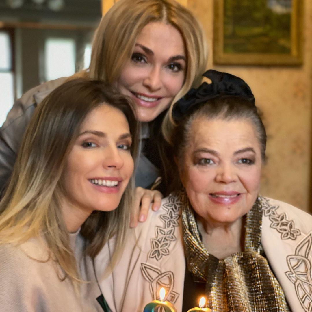 Три покоління разом: Ольга Сумська розчулила сімейними фото зі святкування 88-річчя мами