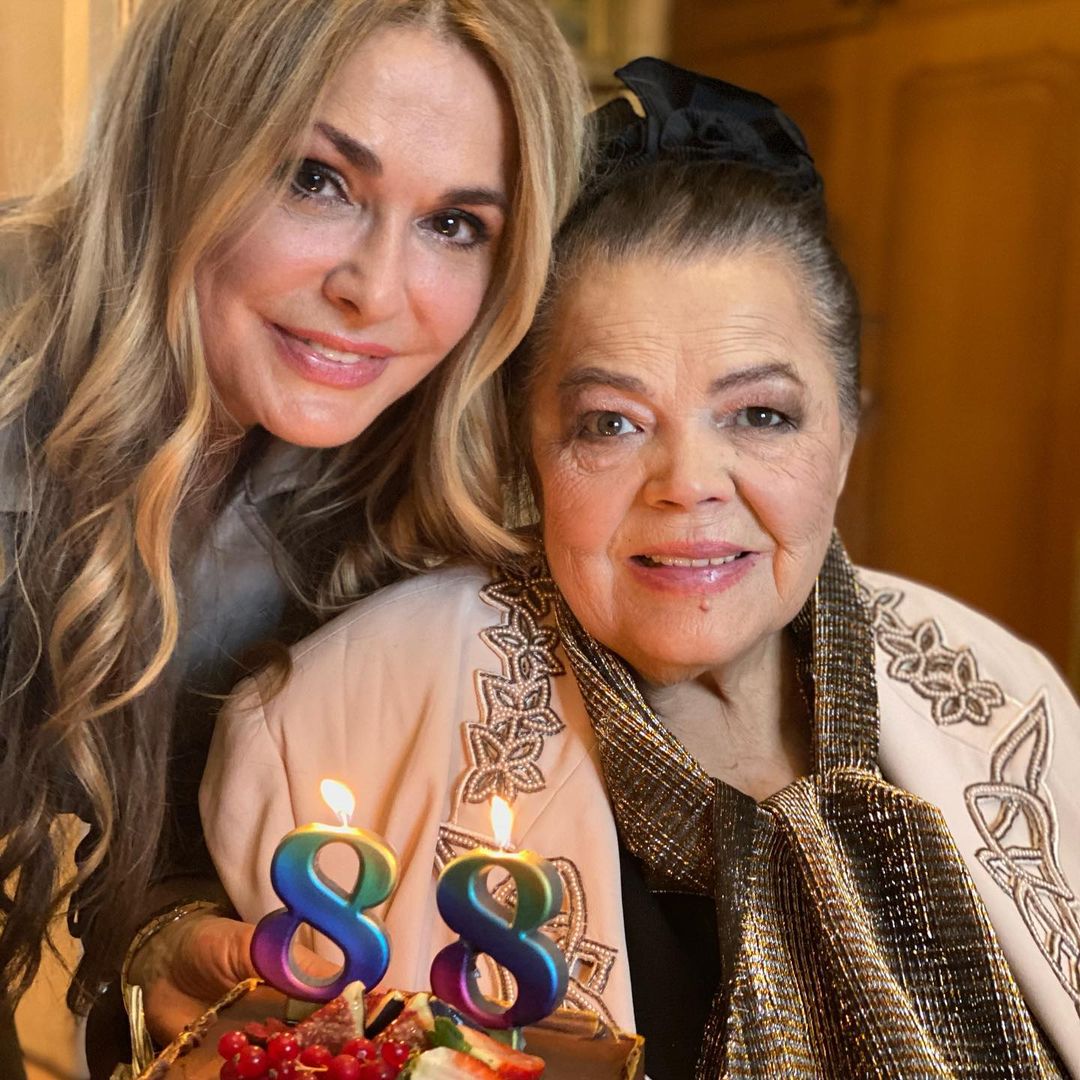 Три покоління разом: Ольга Сумська розчулила сімейними фото зі святкування 88-річчя мами
