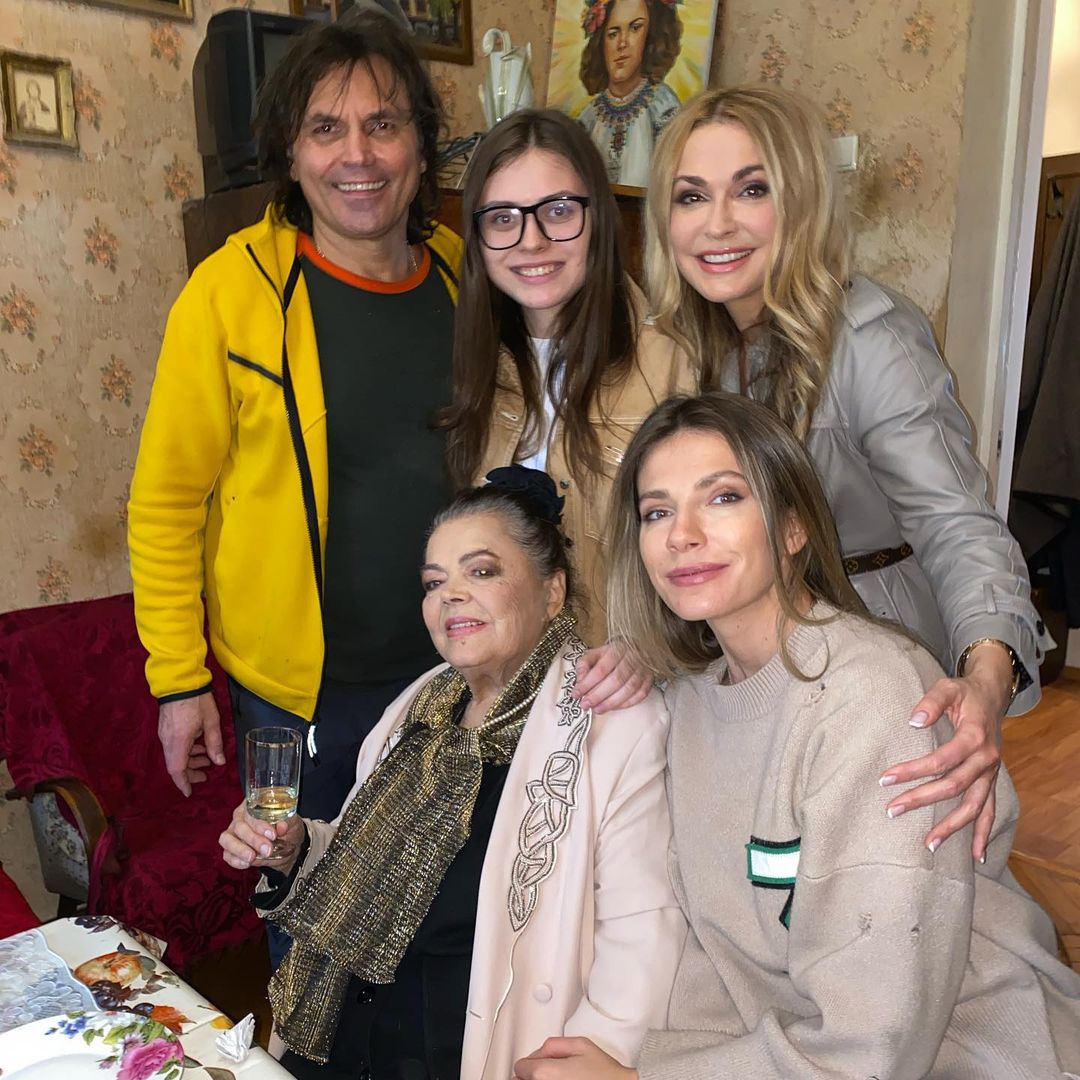 Три покоління разом: Ольга Сумська розчулила сімейними фото зі святкування 88-річчя мами