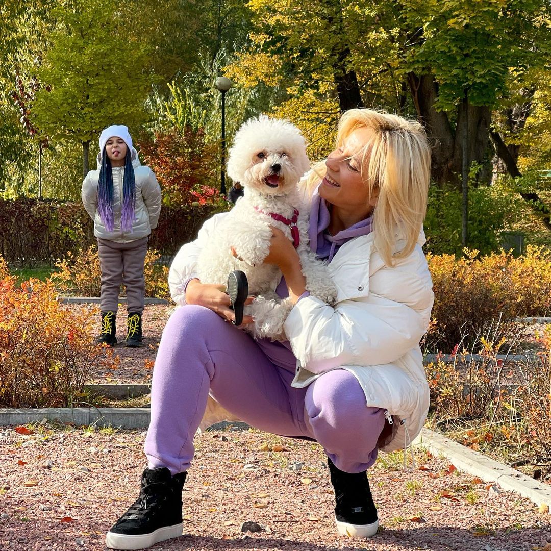 Кто позирует лучше? Лилия Ребрик очаровала колоритным осенним фото