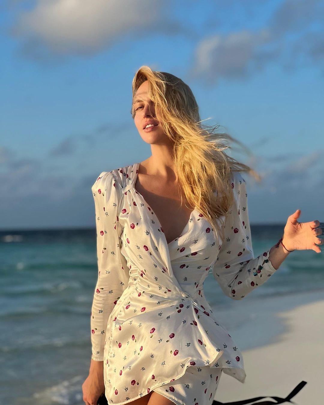 Оля Полякова вбила наповал фігурою в міні і показала рідкісне фото з чоловіком