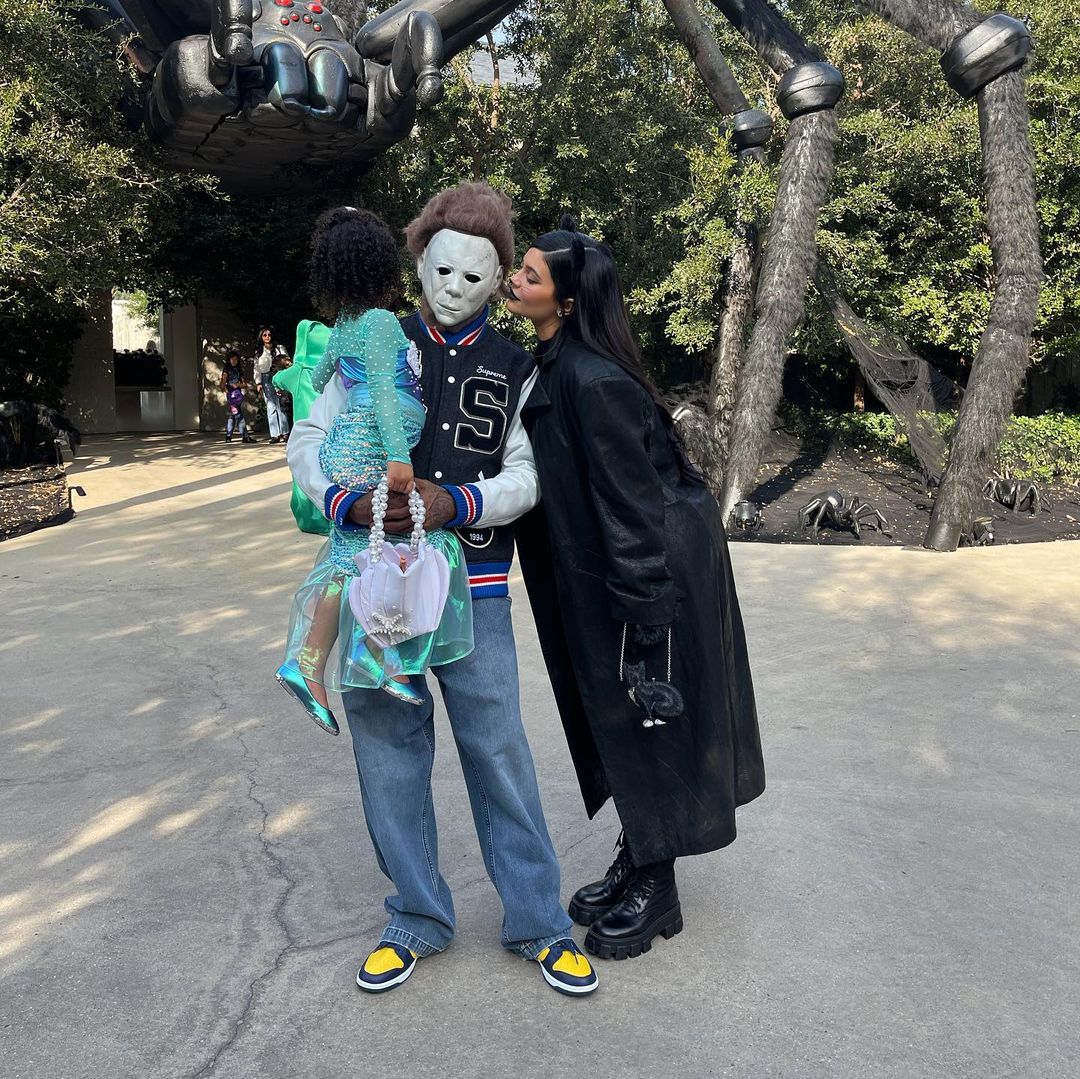 Кольцо за 500 тысяч и тайные знаки: Кайли Дженнер спровоцировала слухи о помолвке с Трэвисом Скоттом