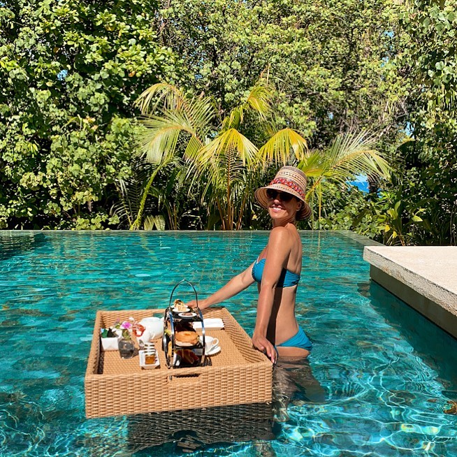 Романтика в раю: Маша Єфросиніна в бікіні станцювала з чоловіком під дощем