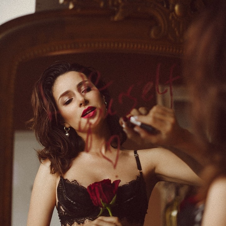 "Холостячка" Огнєвіч показала фігуру в білизні і назвала ознаки "нормального чоловіка"