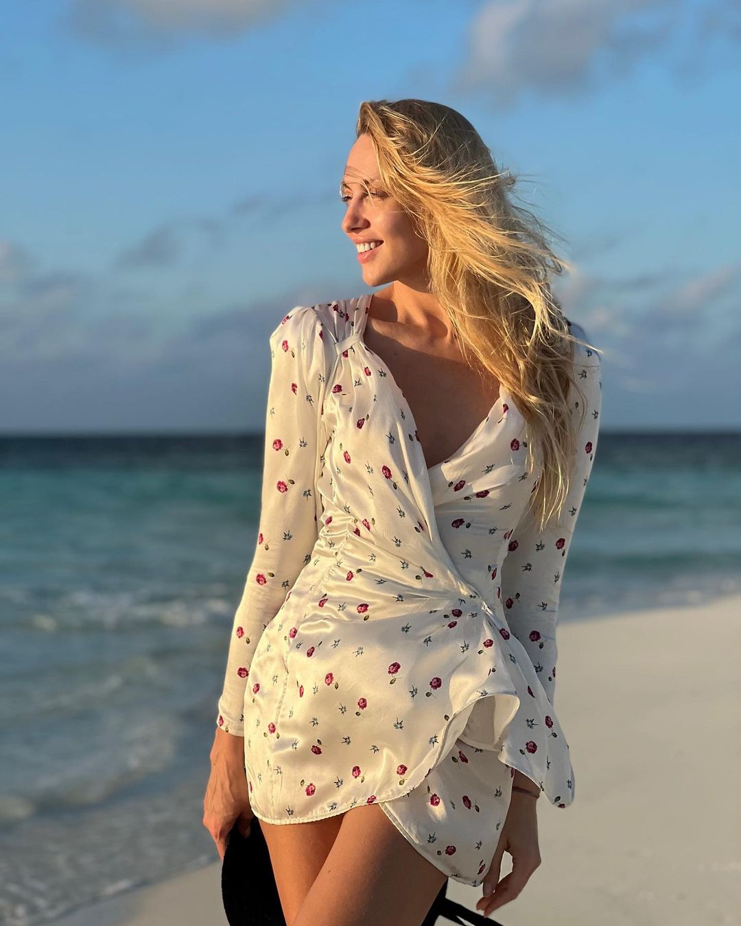 Оля Полякова вбила наповал фігурою в міні і показала рідкісне фото з чоловіком